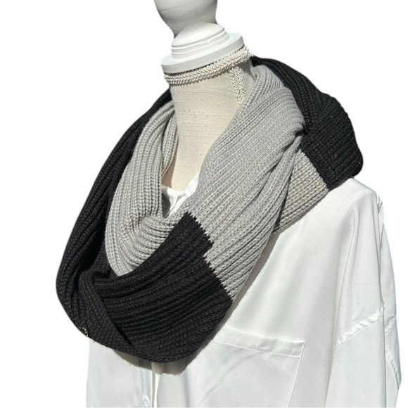 ♠️Kate Spade Black & Gray Color Block Knit Infinity Scarf with Charm - Picture 5 of 10